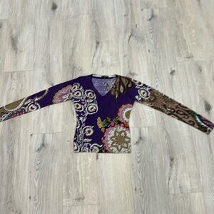 ETRO V- neck sweater. 70% sets 30% cashmere. In great condition. Size xs. Used.